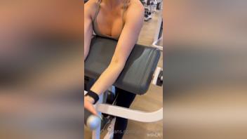 Jennaskyye Exposee desnuda haciendo ejercicio en el gimnasio