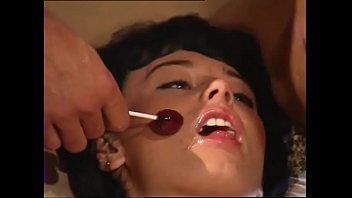 Erotismo vintage: dai un'occhiata alla nostra raccolta di video con donne fatali in scene di sesso esplicite e sensuali