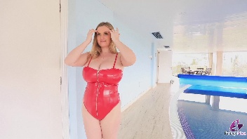 Reife Blondine zeigt ihre grossen Titten am Pool