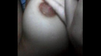 Pelirroja checa en un intenso video porno