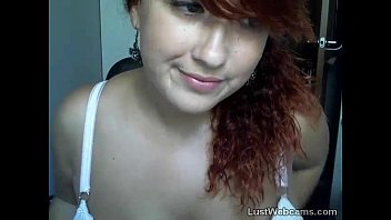 Rouquine busty fait une tease sur cam