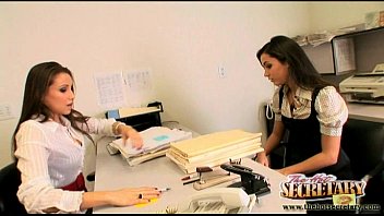 Les milfs lesbiennes se déchaînent au bureau!