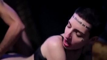 Milfs lesbianas tatuadas montan un espectaculo en el trabajo