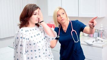 Una visita medica molto hot: Leana e Kyla