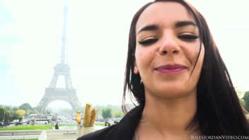 Une actrice porno française bien connue dans une scène torride