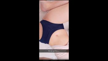 Die schone Delphine nackt in einer sinnlichen Snapchat-Dusche