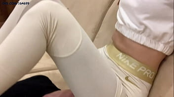 Mujer dominante en pantalones de yoga