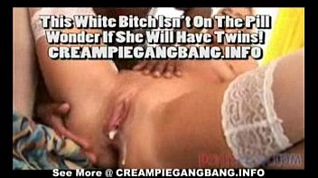 Deux milfs noires font une démonstration de sexe hard dans un club de baise interracial
