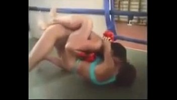 Combattimenti di wrestling in bikini tra donne russe