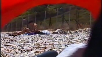 Vdeo voyeur: Playa privada con mujeres desnudas y en topless