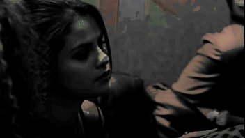 Selena Gomez et sa complice rousse dans une vidéo de sexe intense