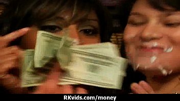 Jeune salope prend de l'argent pour une baise lesbienne extrême