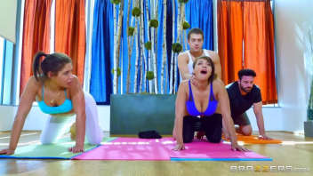 Abella Danger et Cassidy Banks en pleine séance de yoga sensuelle