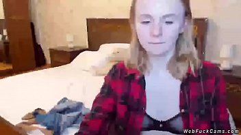 Camgirl blonde en lingerie transparente et sexy