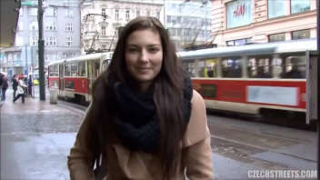 Student und Mann in einem Hotel