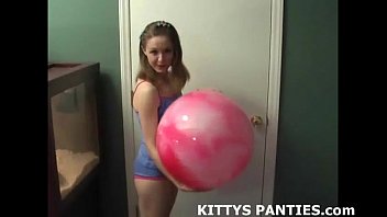 Kitty, 18 anni, e la sua suggestiva passione per la modellazione della creta