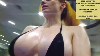 Il fitness sexy di Amouranth in costume da bagno