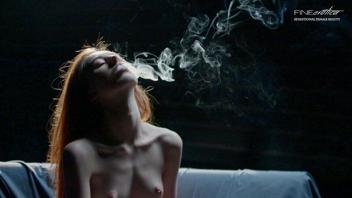 La sensual Lilian sube la temperatura con una ardiente escena porno en solitario