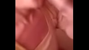 Indische Schlampe gibt ihrem Mann in einem Lesbenvideo einen Blowjob