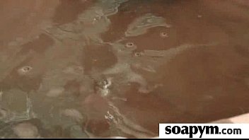 Baiser Lesbien Hardcore Dans Un Bain Érotique