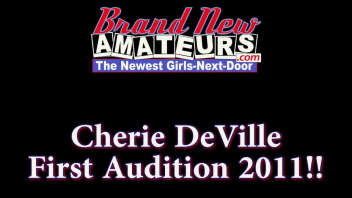 Regardez la première apparition de Cherie Deville dans un casting en solo, plein de plaisir en solitaire