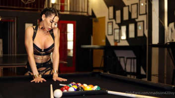 Madison Ivy, star du X, expérimente la double pénétration dans une tenue BDSM