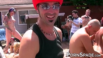 Bande de copines dans une vidéo porno maison
