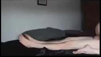 Masturbazione lesbica hardcore con un cazzo gigante dal vivo