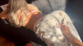 Alexa Peach in pantaloni di seta XXX: