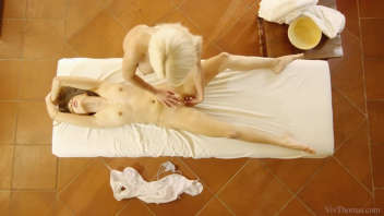 Massage sensuel pour une blonde