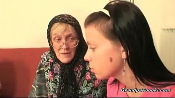 Hermosa estudiante descubre los placeres lesbicos con una abuela experimentada