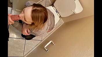 Vicini, bagno e scopata dura: video amatoriale di 21 anni