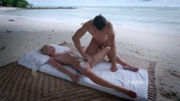 Masaje sensual en la playa