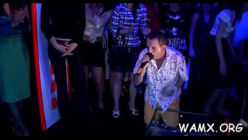 Lesbiche asiatiche in una festa hardcore con la loro amante