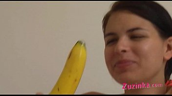 Découvrez: Une brunette experte enseigne avec une banane
