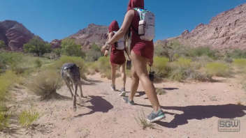 Dos chicas para un hombre durante la caminata.