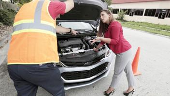 La zorra latina Janet hace autostop para pagar su reparacion