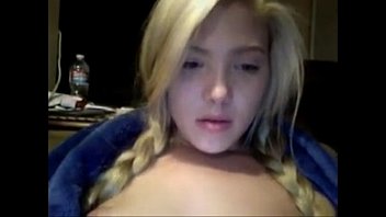 Blonde à la Crinière Lisse : Lola se Masturbe Devant sa Webcam