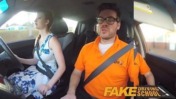 Vidéo X de conduite avec une blonde sulfureuse