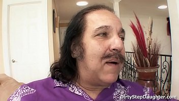 Ron Jeremy y la joven estrella latina Charlee Chase