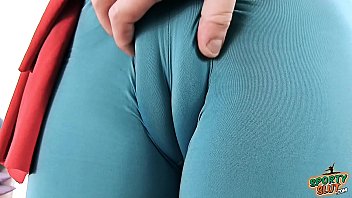 Gros postérieur brun salope et sa marque de cameltoe en justaucorps