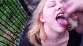 Blonde Prélevée Cumshot en Plein Air