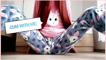 Adolescente asiatique se donne du plaisir en pyjama