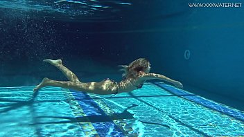 La belle russe Mary Kalisy nue dans l'eau