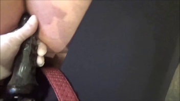 Unterwrfige Exhibitionistin: Mit einem Umschnalldildo gefickt und gezwungen, ihren Saft zu schlucken