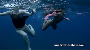 Nastya und Masha haben Spass im Wasser mit Lana Rhoades und Riley Reid