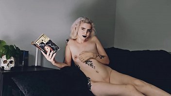 Femmes nues et horny à Halloween