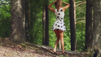 Balade sensuelle en forêt : Elle se laisse tenter