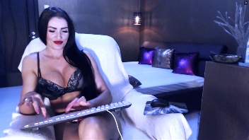 Webcam brûlante : Bodybuildeuse aux gros seins présente son corps sculpté