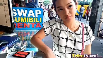 Adolescente filippina con la figa rasata in un video intenso